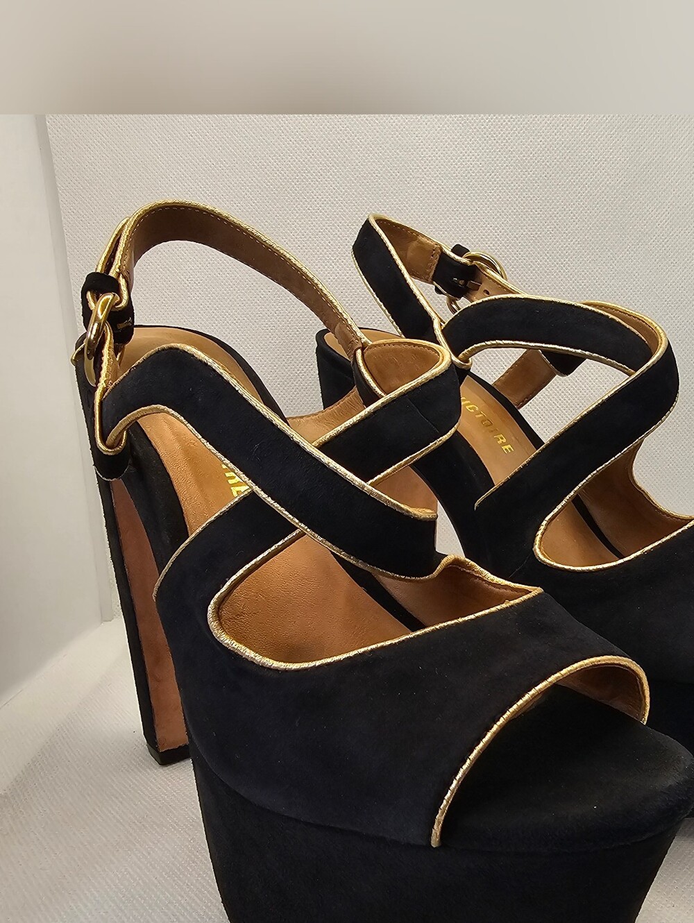Pour La Victoire Gitta black suede Heels Size 7.5 platform shoes sandals goldB